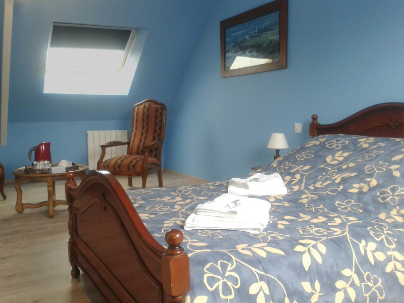 Photo de la chambre Ciel avec un lit 140x190 et le coin salon