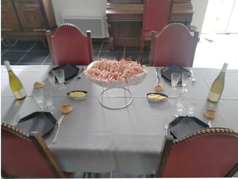 Table d'hôtes dressée pour un repas avec supplément