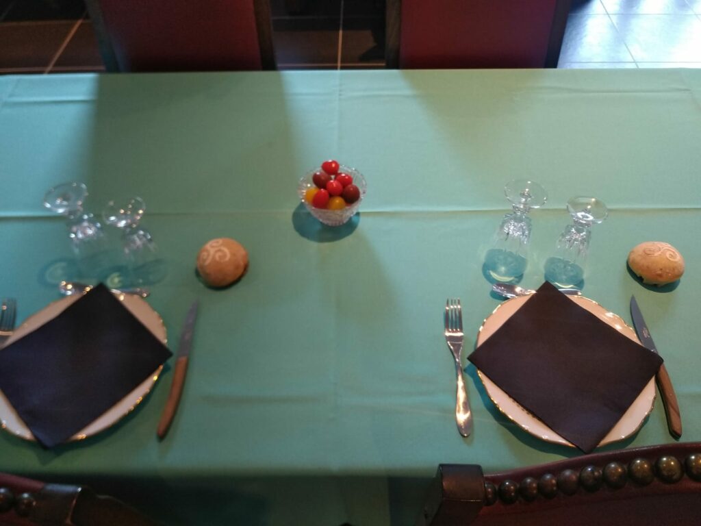 Proposition de repas en table d'hôtes : la table d'hôtes dressée pour le repas classique