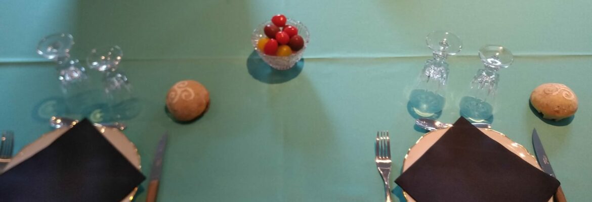 Proposition de repas en table d'hôtes : la table d'hôtes dressée pour le repas classique